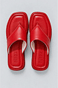 chinelo-flatform-couro-feminino-vermelho-buzios Par de chinelos flatform couro vermelho vistos de cima, palmilha com a marca hitzz gravada, fundo claro.