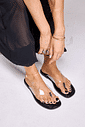 isla-chinelo-feminino-tira-transparente-preto Rasteira Feminina Isla Preta no pé detalhe do calce