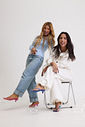 gummy-tamanco-feminino-translucido-rosa Tamanco Feminino Flip Flop Gummy rosa nos pés da modelo com calça jeans em look casual e modelo com look branco e gummy azul