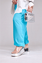 tamanco-flatform-feminino-tira-vinil-prata Adele - Tamanco Flatform Feminina Tira Vinil Prata no pé da modelo em pé, close na perna com calça azul e bolsa prata