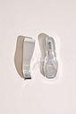 tamanco-flatform-feminino-tira-vinil-prata Solado e cabedal do Adele - Tamanco Flatform Feminina Tira Vinil Prata separados, mostrando o acabamento metalizado