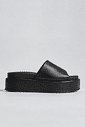 tamanco-plataforma-feminino-tira-acolchoada-preto-fifi Tamanco plataforma feminino preto com tira acolchoada, vista lateral, isolado em fundo cinza claro.