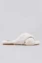 rasteira-feminina-pelos-off-white-ayla Rasteira feminina de pelos off white Ayla com tiras cruzadas, vista lateral