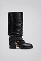 amelie-bota-feminina-3-em-1-preta Bota Feminina Amelie preta na versão de cano longo, com salto bloco de 4 cm e detalhe de fivela dourada