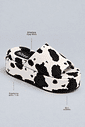 tamanco-feminino-plataforma-vaca-branco-preto-fifi Infográfico do tamanco destacando a estampa cow print, plataforma de aproximadamente 7 cm e bico redondo.
