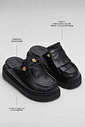 Clog feminino preto com franjas e detalhes dourados em vista 45 graus