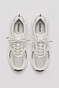 Vista superior do Tênis Victoria Off White Par de Tênis Feminino Victoria Off White visto de cima, com detalhes prateados, recortes em tela, cadarços claros e palmilha com logo Hitzz.