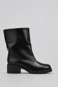 amelie-bota-feminina-3-em-1-preta Detalhe aproximado da Bota Feminina Amelie preta, destacando o acabamento liso com brilho suave e o cano