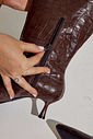 IANCA - BOTA FEMININA SALTO BAIXO CANO LONGO COURO CROCO MARROM
