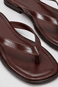 isla-chinelo-flat-feminino-marrom Chinelo Flat Feminino Isla Marrom em vista superior mostrando palmilha e tiras de dedo com zoom no detalhe