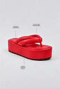 chinelo-flatform-tiras-puffer-vermelho-sakura Infográfico do Chinelo Flatform Tiras Puffer Vermelho - Sakura destacando palmilha anatômica, tiras puffer acolchoadas e solado flatform de 4,5cm