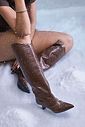 IANCA - BOTA FEMININA SALTO BAIXO CANO LONGO COURO CROCO MARROM