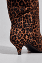 LISE - BOTA FEMININA CANO ALTO BICO FINO SUEDE ANIMAL PRINT