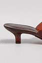 gummy-tamanco-feminino-transparente-salto-baixo-marrom Detalhe do salto baixo do Tamanco Feminino Flip Flop Gummy marrom em PVC