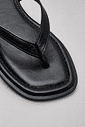 isla-flat-feminino-preto Detalhe do Chinelo Flat Feminino Isla Preto com tiras finas e acabamento liso