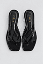 gummy-tamanco-feminino-salto-baixo-translucido-preto Tamanco Feminino Flip Flop Preto - Gummy visto de lado, acabamento em verniz preto brilhante e salto fino baixo