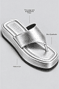 chinelo-flatform-feminino-prata-buzios Infográfico do chinelo flatform prata destacando tira larga com acabamento prata, bico quadrado e flatform de 5cm.