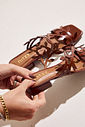 HANI - RASTEIRA FEMININA FOLHAS CAMEL