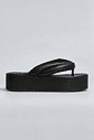 chinelo-flatform-tiras-puffer-preto-sakura Chinelo Flatform Tiras Puffer Preto - Sakura visto de lado, tira acolchoada estilo puffer sobre plataforma flatform