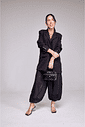 tamanco-feminino-salto-transparente-tiras-de-vinil-preto-kim Modelo usando look total black com blazer e bolsa preta, calçando o Kim - Tamanco Feminino Salto Transparente Tiras de Vinil Preto, corpo inteiro