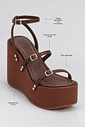 sandalia-plataforma-feminina-tiras-camel-bronx Infográfico da Sandália Plataforma Feminina Tiras Camel Bronx destacando a fivela ajustável no tornozelo, as tiras finas, o bico redondo e a plataforma de 10 cm
