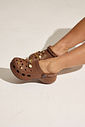 SIA - CHINELO BABUCHE FEMININO COM PINS MARROM SIA - CHINELO BABUCHE FEMININO COM PINS MARROM