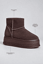 bota-feminina-peluciada-couro-marrom-hiori Infográfico da bota peluciada marrom destacando forro interno macio, camurça marrom com acabamento fosco e solado plataforma de 4,5 cm.