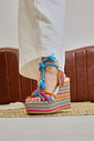 califa-sandalia-feminina-amarraçao-multicolorida Sandália Califa plataforma 13 cm multicolorida em look feminino