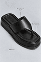 chinelo-flatform-couro-feminino-preto-buzios Infográfico do chinelo flatform preto destacando tira larga em couro, bico quadrado e flatform de 5cm.