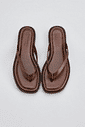 Chinelo Flat Feminino Isla Marrom em vista superior mostrando palmilha e tiras de dedo