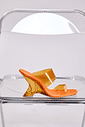 nic-tamanco-feminino-salto-acrilico-laranja Tamanco Feminino Nic Laranja vista lateral detalhe do salto anabela