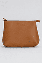 necessaire-feminina-hitzz-couro Necessaire Feminina Couro Hitzz camel com fechamento em zíper e logo em baixo-relevo