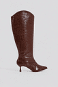 IANCA - BOTA FEMININA SALTO BAIXO CANO LONGO COURO CROCO MARROM