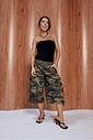 hanna-tamanco-feminino-preto Tamanco Feminino Couro Dedo Salto Hanna preto em look feminino com calça cargo camuflada, mostrando o modelo nos pés
