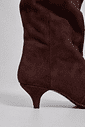 LISE - BOTA FEMININA CANO ALTO BICO FINO SUEDE MARROM LISE - BOTA FEMININA CANO ALTO BICO FINO SUEDE MARROM