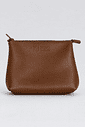 necessaire-feminina-hitzz-couro Necessaire Feminina Couro Hitzz camel com fechamento em zíper e logo em baixo-relevo