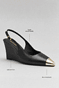 Características Slingback Naomi Preto Slingback feminino Naomi preto com indicações dos principais detalhes: palmilha acolchoada, salto anabela de aproximadamente 9 cm e bico metálico dourado.