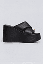 tamanco-feminino-plataforma-preto-julia Tamanco Feminino Plataforma Preto Julia visto de lado, com plataforma alta e acabamento em couro