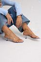 gummy-tamanco-feminino-transparente-salto-baixo Tamanco Feminino Flip Flop Gummy transparente em PVC sendo segurado pela modelo, destacando o formato e as tiras