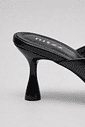 Mule Feminino Preto Zara Salto Taça Close do salto taça preto do mule feminino Zara preto, destacando o acabamento do salto e a palmilha acolchoada com logo Hitzz.