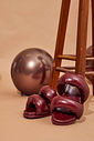 lili-papete-anatomica-feminina-bordo Papete Lili Bordô em still decorativo, com esfera e escada de madeira