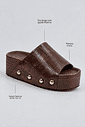 tamanco-feminino-flatform-croco-marrom-lara Detalhes do tamanco feminino flatform croco marrom Lara com tachas douradas