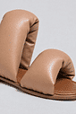 flat-rasteira-feminina-puffer-nude-lala Flat rasteira feminina puffer nude Lala - detalhe macro das tiras acolchoadas em couro nude