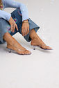 gummy-tamanco-feminino-transparente-salto-baixo Tamanco Feminino Flip Flop Gummy transparente em PVC translúcido, modelo sentada no chão com os joelhos dobrados