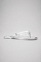 isla-flatform-feminina-croco-prata Chinelo Flat Feminino Isla Prata Croco em vista 45 graus mostrando tiras de dedo e acabamento metalizado