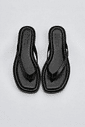 isla-flat-feminino-preto Chinelo Flat Feminino Isla Preto em vista superior mostrando palmilha e tiras de dedo