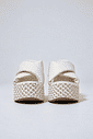 livia-tamanco-feminino-plataforma-off-white Tamanco Livia branco plataforma visto de frente