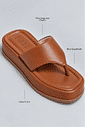 chinelo-flatform-couro-feminino-camel-buzios Infográfico do chinelo flatform camel destacando tira larga em couro, bico quadrado e flatform de 5cm.