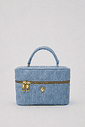 Bolsa Feminina Matelassê Agnes jeans com alça de mão, fechamento em zíper e detalhes metálicos dourados.