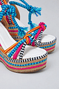 califa-sandalia-feminina-amarraçao-multicolorida Detalhe da plataforma multicolorida da Sandália Califa